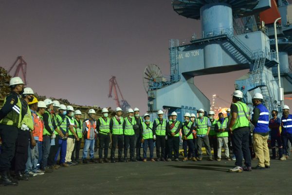 Briefing with the consignee.